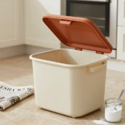 Poubelle de cuisine propre et ouverte avec bicarbonate et journal à côté