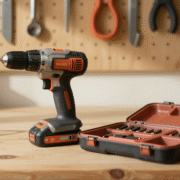 Perceuse sans fil dans sa mallette ouverte sur un établi de garage bien rangé