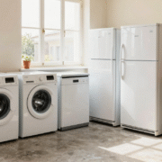 Atelier de reconditionnement avec lave-linge, lave-vaisselle et réfrigérateur d'occasion alignés près d'un établi